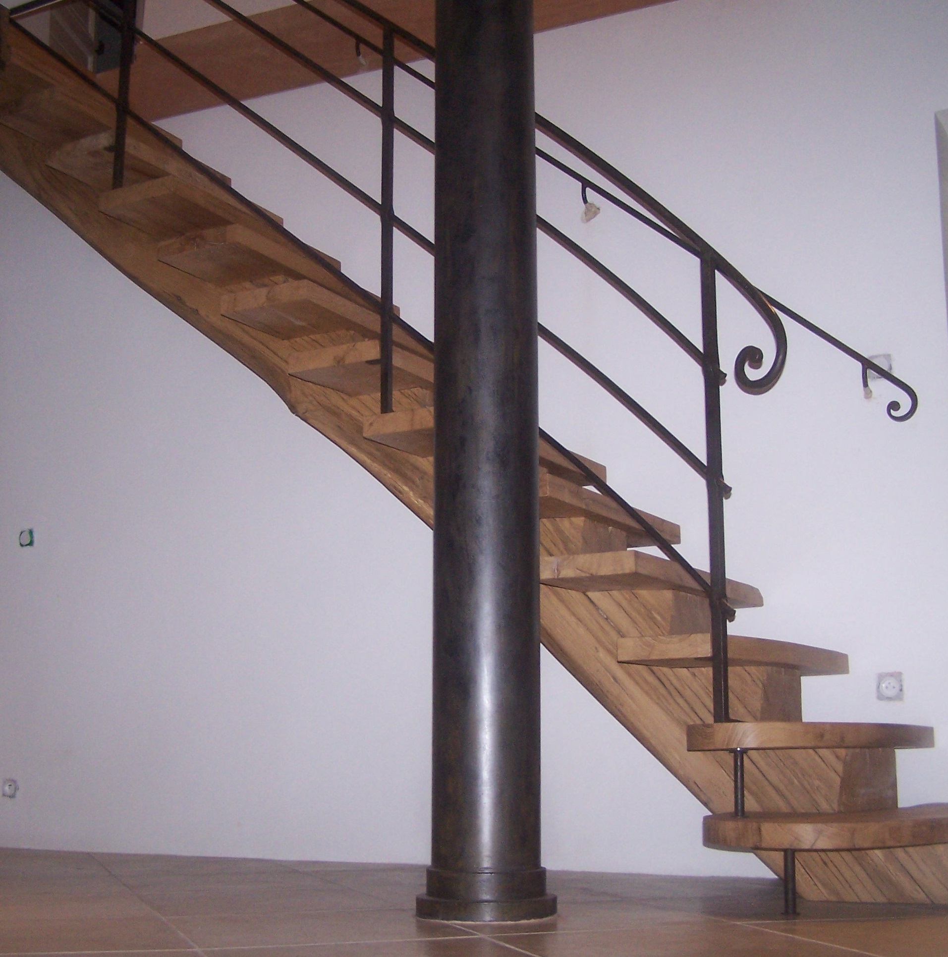 Création d'un escalier débillardé, main courante en bois, balustre coudée  fer forgé – Le Fer Forgé